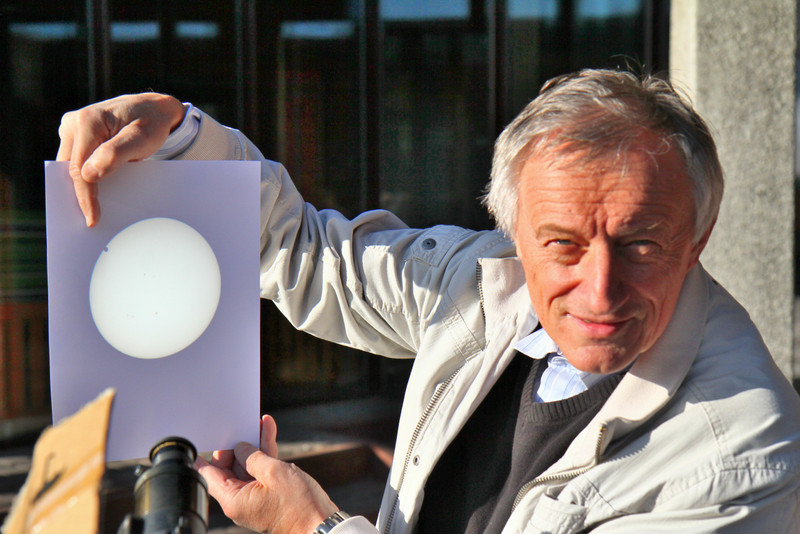 Andrzej Kus during a solar observation demonstration